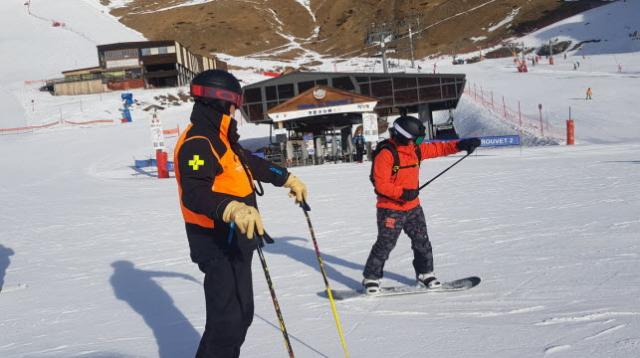 Montagne Sécurité sur les pistes : le casque se généralise Montagne Sécurité sur les pistes : le casque se généralise